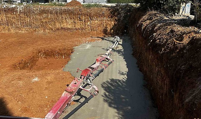 Kırılan beton pampası kolu 2 işçiyi yaraladı