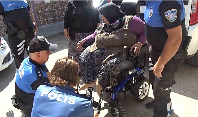 Kırılan tekerlekli sandalyesinin yenisini polis alıp hediye etti