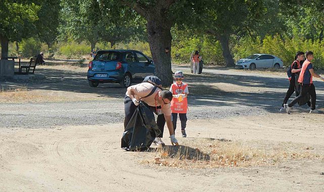 Kırklareli'nde öğrenciler çöp topladı