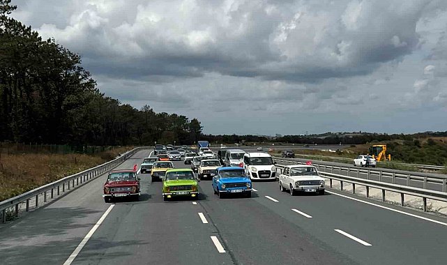 Klasik otomobil tutkunları Arnavutköy'de bir araya geldi