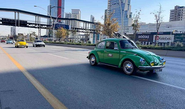 Klasik otomobil tutkunları erkek sağlığına dikkat çekmek için başkent sokaklarında