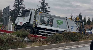 Çöp kamyonu ağaçları yatırarak refüje çıktı