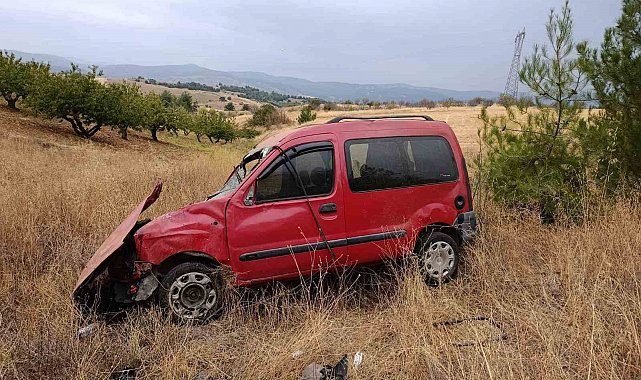 Kontrolden çıkan hafif ticari araç tarlaya uçarken, sürücüsü yaralandı