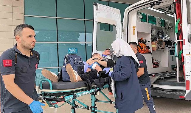 Kontrolden çıkan otomobil demir bahçe kapısına çarptı: 2'si çocuk 4 kişi yaralandı