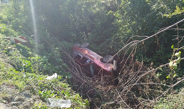 Kontrolden çıkan otomobil şarampole devrildi: 3'ü çocuk, 5 yaralı