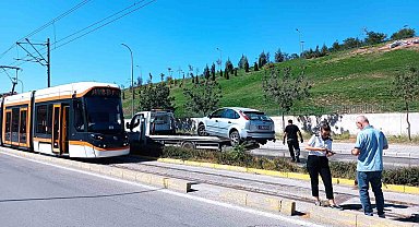 Kontrolden çıkan otomobil tramvay yoluna girdi, seferler aksadı
