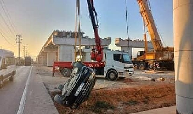 Kontrolden çıkan otomobil üst geçit inşaatına düştü: 4 kişi yaralandı