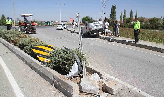 Konya'da devrilen otomobilin sürücüsü yaralandı