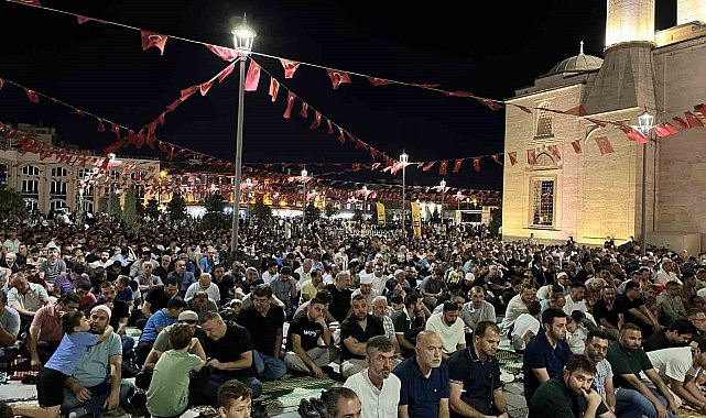Konya'da Mevlid Kandili'nde vatandaşlar camileri doldurdu