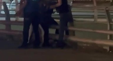 Köprülü kavşaktan kendisini atmak isteyen kadını polis engelledi