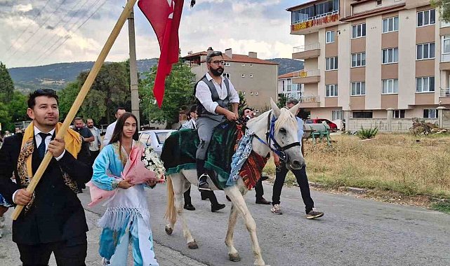 Körüklü çizme giren damat, üç etekli gelinini atıyla aldı