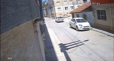 Küçük çocuğun camdan attığı altın dolu kutuyu çalan kadın yakalandı