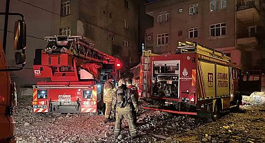 Küçükçekmece'de 6 katlı binanın çatısındaki yangın korkuttu