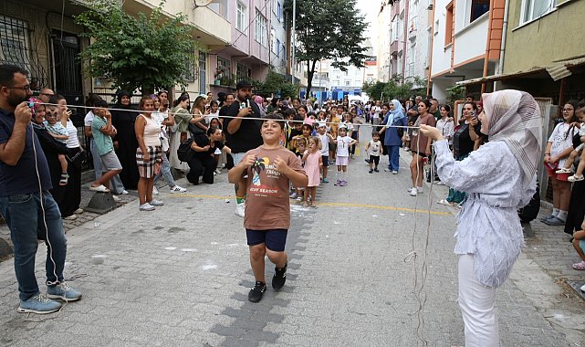 Küçükçekmece'de binlerce çocuk 'sokakta oyun var' ile yaz tatilinin tadını çıkarttı