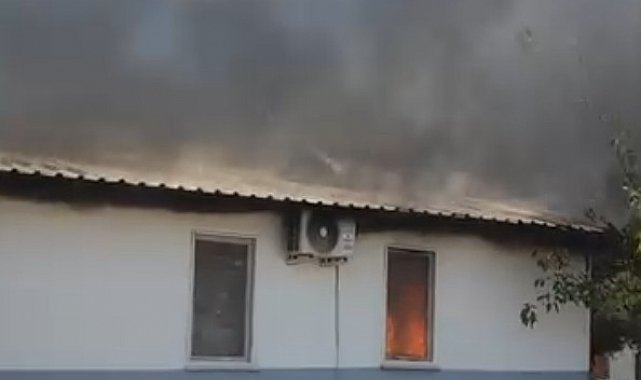 Kumluca'da yaşlı kadının yalnız yaşadığı ev yandı