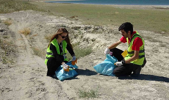 Kuraklıkla boğuşan Burdur Gölü sahilinde gönüllüler çöp topladı