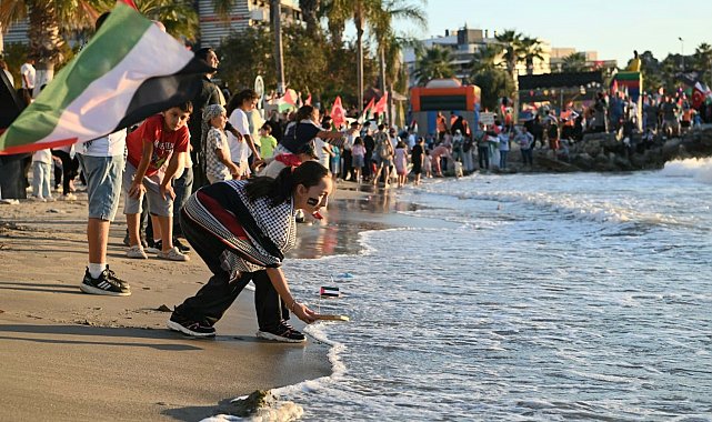 Kuşadası'nda 'Sumud Filosu'na' destek etkinliği yapıldı