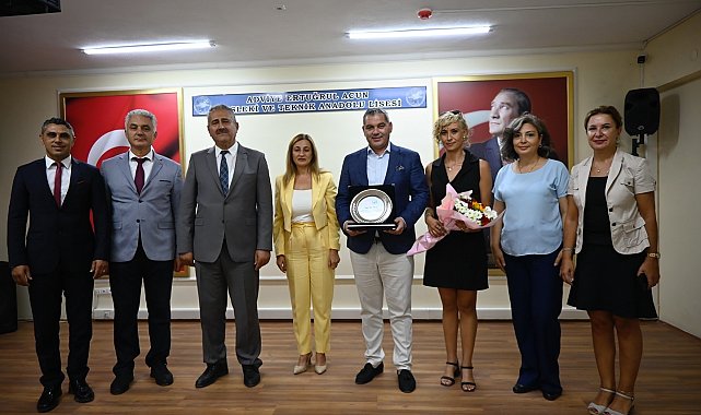 Kuşadası'nda hayırsever iş insanına eğitime destek plaketi