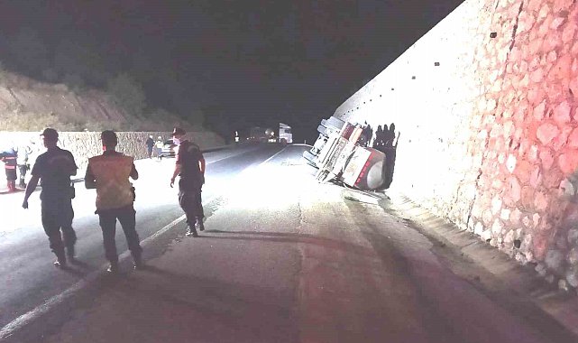 Kütahya'da asit yüklü tanker devrildi: 1 yaralı