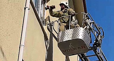 Lavaboda felaşan şahıs, evin camı kırılarak kurtarıldı