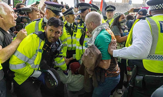 Londra'da düzenlenen Filistin'e destek gösterisinde 890 kişi gözaltına alındı