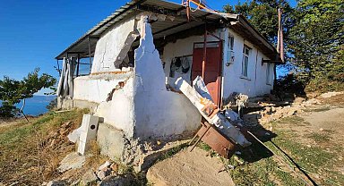 Maden ocağı yakınında oluşan yarıklar evi ikiye böldü