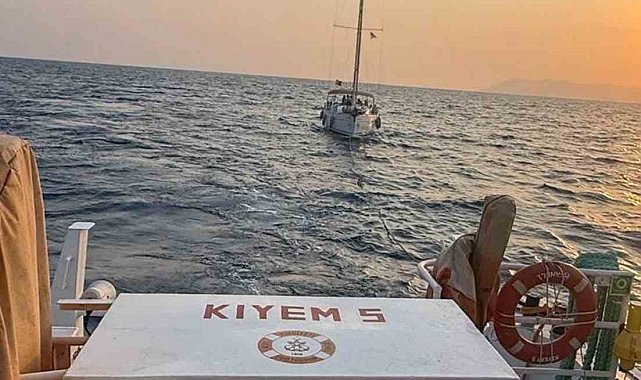 Makine arızası nedeniyle sürüklenen tekne kurtarıldı