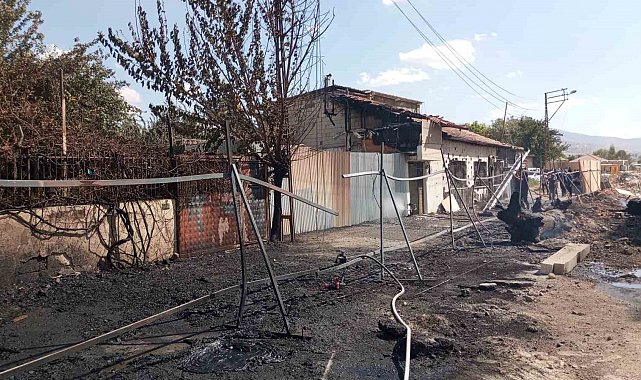 Malatya'da inşaat şantiyesinde çıkan yangın evlere sıçradı