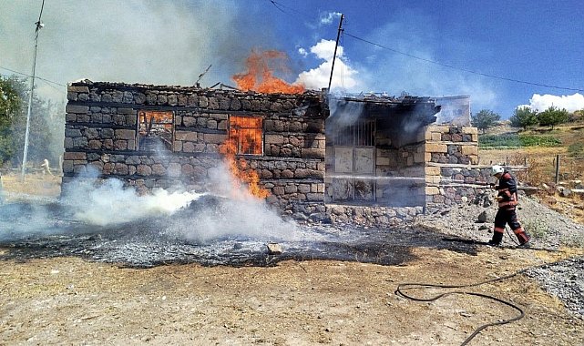 Malatya'da samanlık yangınında 6 ton saman kül oldu