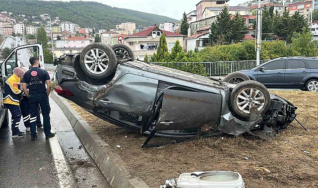 Maltepe'de yağış kazayı beraberinde getirdi: Otomobil direğe çarpıp ters döndü