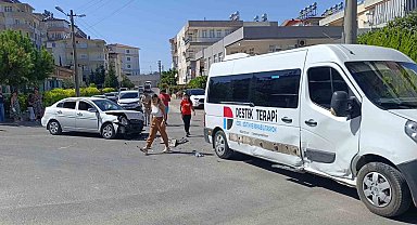 Manavgat'ta okul servisi ile otomobil çarpıştı: 2 yaralı