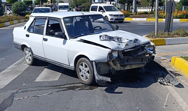 Manavgat'ta Tofaş otomobille çarpışan motosikletli ağır yaralandı