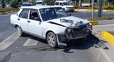 Manavgat'ta Tofaş otomobille çarpışan motosikletli ağır yaralandı