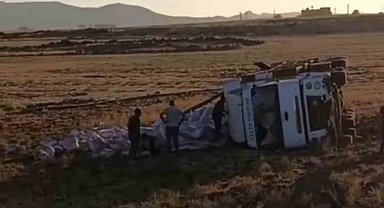 Mardin'de tır şarampole yuvarlandı: 1 yaralı