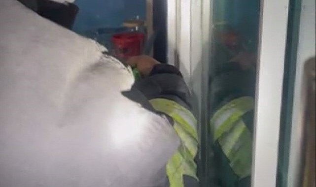 Marketin soğutma dolabına giren yılanı, itfaiye yakaladı