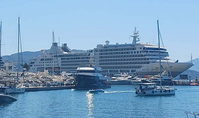 Marmaris Limanı'na iki kruvaziyer gemi demir attı