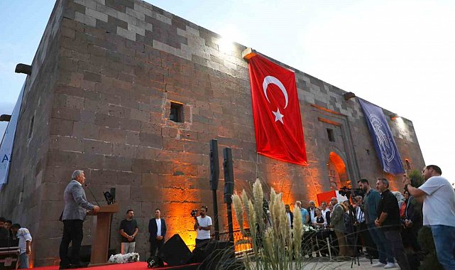 Melikgazi Belediyesi'nin Kumaştan Hikayeler Sergisi unutulmaz anlara tanıklık etti