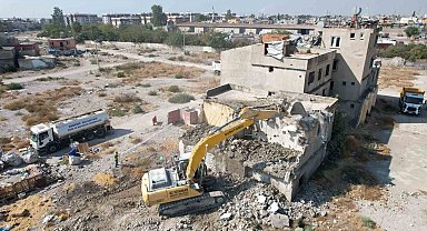 Mersin'de 2 katlı metruk bina kontrollü şekilde yıkıldı