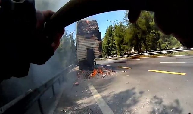 Mersin'de karton yüklü tırda yangın