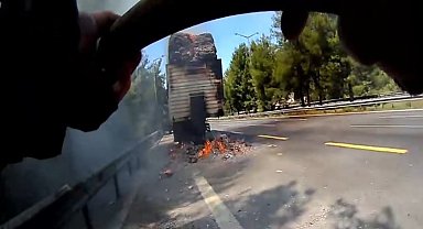 Mersin'de karton yüklü tırda yangın