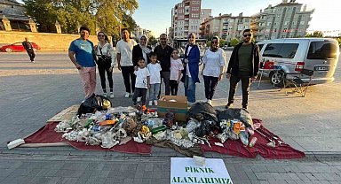 Mesire alanında topladığı çöpleri farkındalık için şehir meydanında sergiledi