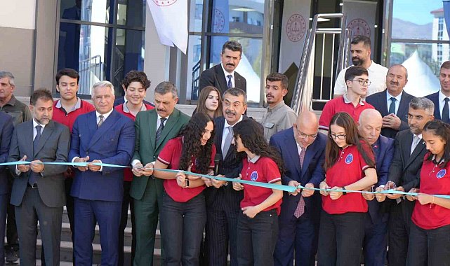 Milli Eğitim Bakanı Yusuf Tekin, Erzurum'da okul açılışını okulun öğrencileriyle birlikte yaptı