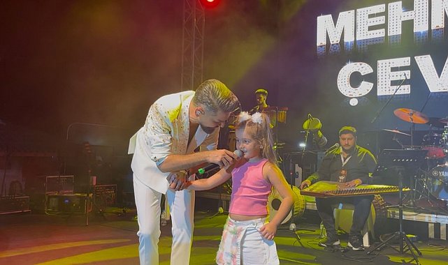 Milyonluk ücreti elinin tersiyle itti: Mehmet Çevik Gemlik'te memleketi için ücretsiz sahne aldı