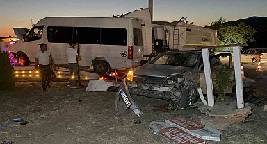 Minibüs ile otomobil çarpıştı: 12 yaralı