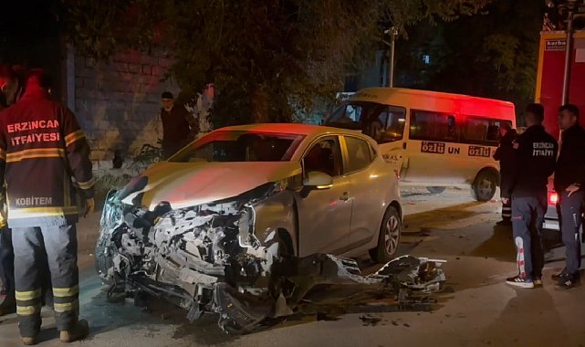 Minibüs ile otomobil çarpıştı: Ağaca çarparak durabildi!