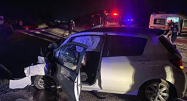 Minibüs ile otomobil kafa kafaya çarpıştı; 9 yaralı