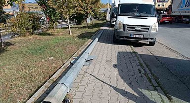 Minibüs, yıkılan direkten santimlerle kurtuldu