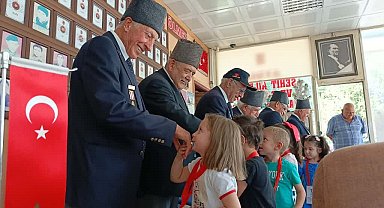 Minik yürekler, gazi dedelerini unutmadı