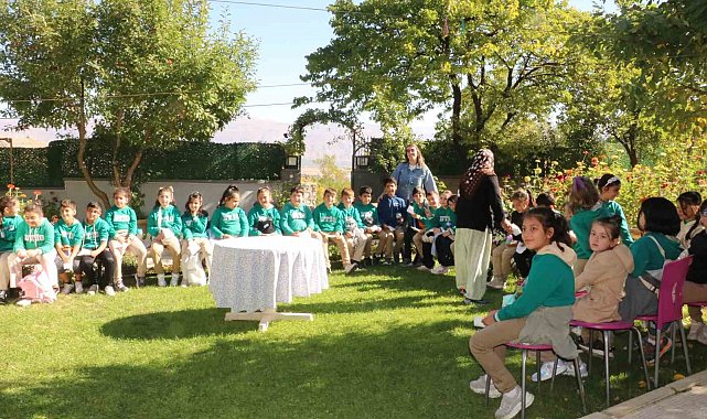 Minikler yöresel ürün pekmezli yufkayı hem açtılar hem de tattılar