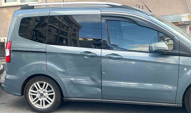 Motorla ön kaldıran gençler, park halindeki arabaya girdi